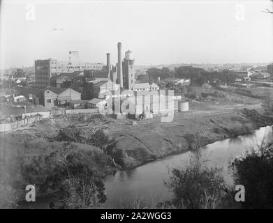 Glas Negativ, Abbotsford Werk aus über den Fluss Yarra, ca. 1940 s, Schwarz und Weiß, Glasplatte negativ der Kodak Australasia Pty Ltd Fabrik in Abbotsford, Schrägansicht aus über dem Fluss Yarra, circa 1940. Dies zeigt verschiedene Lager und Nebengebäude mit einer großen Bereich von Müll und Abfall auf der oberen Ufer des Flusses. Die größeren Fabrik gebäude und Schornsteine sind im Hintergrund. Dies ist eine von 5 Glasnegative, der innerhalb einer Box. 11. Stockfoto