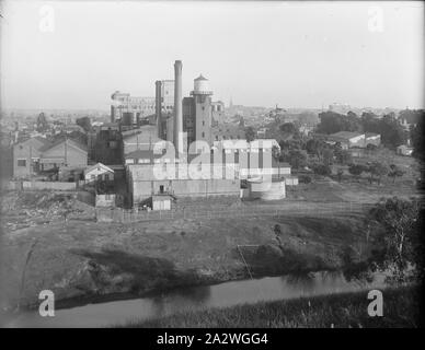 Glas Negativ, Abbotsford Werk aus über den Fluss Yarra, ca. 1940 s, Schwarz und Weiß, Glasplatte negativ der Kodak Australasia Pty Ltd Fabrik in Abbotsford, Schrägansicht aus über dem Yarra River. Es zeigt die verschiedenen Lager und Nebengebäuden sowie ein Müll auf den oberen Bänken des Flusses im Vordergrund, mit dem größeren Fabrik- und Schlote im Hintergrund und Erholungsgebieten auf der rechten Seite. Dies ist eine von 5 Glasnegative Stockfoto