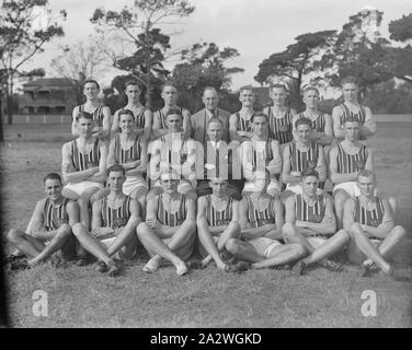 Glas Negative, Kodak Football Team, circa 1930s, Schwarz und Weiß, Glasplatte negativ der Kodak Australasia Pty Ltd Fußballmannschaft für eine Gruppe portrait ca. 1930er Jahre posieren. Sie sind in der Mitte einer Wiese positioniert, tragen gestreifte Unterhemden, genagelte Stiefel und kleine, dunkle Shorts, und alle haben ihre Arme verschränkt. Sammlung von Produkten, Werbematerialien, Fotos und Arbeitsleben Artefakte Stockfoto