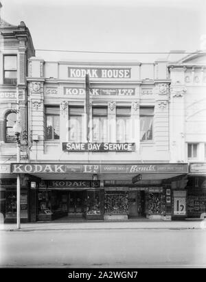 Negative, Shop Exterieur, Perth, Western Australia, ca. 1935, Schwarz-weiß Film negativ der Kodak Australasia Pty Ltd Filiale bei 662 Hay Street, Perth, Western Australia, circa 1935. Diese street view zeigt der Shop Front zeigt Fotos und Fotoprodukte die Kodak Shop, und die Fenster des benachbarten Geschäften. Sammlung von Produkten, Werbematerialien, Fotos und Arbeitsleben Artefakte Stockfoto