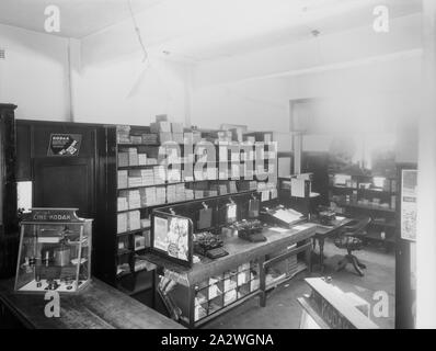 Negativ, Shop Interior, Perth, Western Australia, 1935, Schwarz/Weiß Film negativ der Kodak Australasia Pty Ltd Shop Interior bei 662 Hay Street, Perth. Es bietet der Bereich hinter der Rezeption, einschließlich einer Workstation mit zwei Schreibmaschinen, ein Regal voller Fotopapier und Folien, verschiedene Glasfront retail Schränke und ein Fenster führende außerhalb. Die Nummer 10319-1 ist auf dem äußeren Rand des negativen eingeschrieben Stockfoto