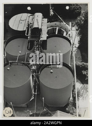 Foto, 'Waschen Wasser filtern und Kühlen Scheme", Abbotsford, 1937-1938, schwarz-weiß Foto von Wassertanks auf dem Gelände des Kodak Australasia Pty Ltd Fabrik in Abbotsford, 1937-1938. Das Bild zeigt die Absetzbecken, isolierte gekühltes Wasser Lagertanks und eine Bandelot kühler. Teil einer Gruppe von schwarzen und weißen Fotografien Instandhaltungsabteilungen und Fabrik Blick auf die Kodak Australasia Pty Ltd Fabrik in Abbotsford, ca. 1930 Stockfoto