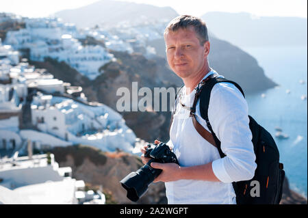 Mann Fotograf die Bilder von Santorini, Griechenland. Schießen. Kamera. Stockfoto