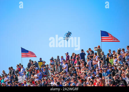 Menge Publikum in einem Stadion, eine Gruppe von Menschen auf der Suche und Fotos der Veranstaltung. San Diego, Kalifornien, USA. September 09, 2019 Stockfoto