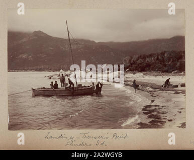 Foto - "Landung, Hosen, Flinders Island', 1893, einer der 60 - Schwarz und Weiß und Sepia Fotografien in einem gebundenen Album [sechs Farbtönen neun Lose sind], die von einem J Campbell während ein Feld Naturforscher "Club für Victoria wissenschaftliche Expedition zu der Furneaux Gruppe von Inseln, Bass Strait, im November 1893 Stockfoto