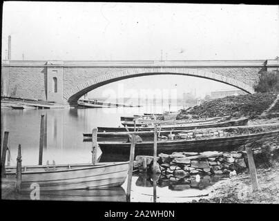 Lantern Slide-Fürsten Brücke, den Fluss Yarra, Melbourne, Victoria, 1870, Schwarz-Weiß-Bild der ursprünglichen Fürsten Brücke über den Fluss Yarra am Ende der Swanston Street Anschließen der Stadt Melbourne an der South Bank, ersetzt durch die aktuelle Metall und Mauerwerk Brücke wurde 1888 gebaut und fotografiert von A.J. Campbell 1870. Dies ist eine von vielen Glas Laterne Folien, die A.j. form Campbell Sammlung von Museum Victoria gehalten Stockfoto