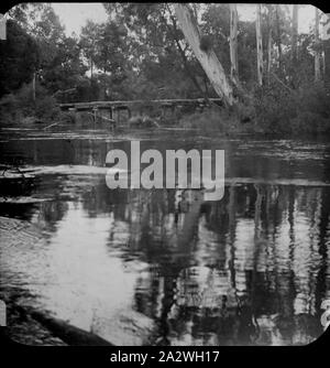 Lantern Slide-Fluss Yarra, Woori Yallock, Victoria, Datum unbekannt, schwarz-weiss Bild des Yarra River bei Woori Yallock, Victoria mit einer hölzernen Brücke über den Fluss im Hintergrund, fotografiert von A.J. Campbell. eine von vielen, die die großen A.J. Campbell Sammlung von Museum Victoria gehalten Stockfoto