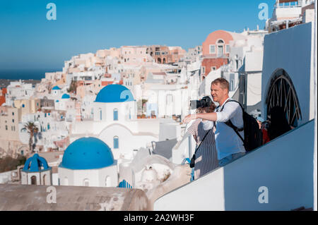 Mann Fotograf die Bilder von Santorini, Griechenland. Schießen. Kamera. Stockfoto