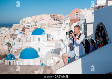 Mann Fotograf die Bilder von Santorini, Griechenland. Schießen. Kamera. Stockfoto