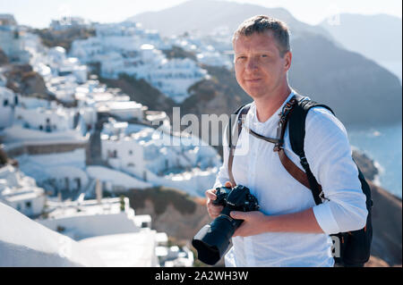 Mann Fotograf die Bilder von Santorini, Griechenland. Schießen. Kamera. Stockfoto