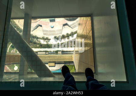 Klares Glas Blick vom Turm, ca. 138 m über dem Boden draußen, in Dubai Frame. Stockfoto