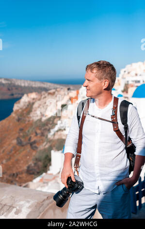 Mann Fotograf die Bilder von Santorini, Griechenland. Schießen. Kamera. Stockfoto