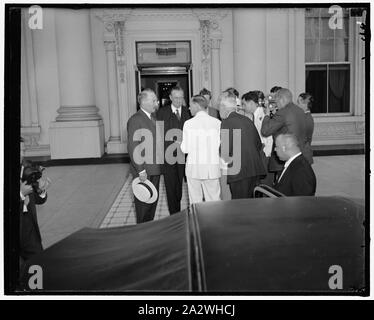 Reporter quiz Französische und britische Botschafter nach Ihrer Konferenz mit Präsident. Washington, D.C., am 15. Juni. Die Reporter und Kameraleute Surround der Französische Botschafter Graf Rene de Saint-Quentin, Links, und dem britischen Botschafter Lord Lothian, wie Sie links das Weiße Haus heute folgenden Antrag auf eine Konferenz mit Präsident Roosevelt. Die gesandten verweigert die Aussage "Das treffen eine Menge Dinge in unseren Köpfen", die Sie den Journalisten gemacht gelöscht zu verstärken Stockfoto