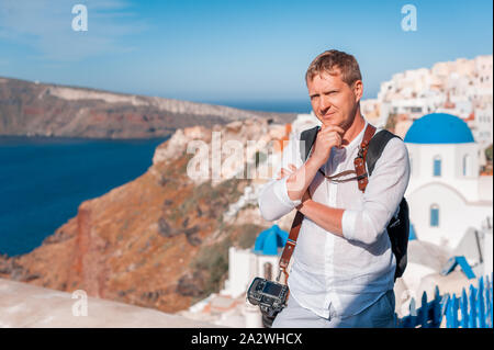 Mann Fotograf die Bilder von Santorini, Griechenland. Schießen. Kamera. Stockfoto