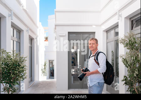 Mann Fotograf die Bilder von Santorini, Griechenland. Schießen. Kamera. Stockfoto