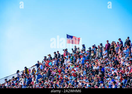 Menge Publikum in einem Stadion, eine Gruppe von Menschen auf der Suche und Fotos der Veranstaltung. San Diego, Kalifornien, USA. September 09, 2019 Stockfoto