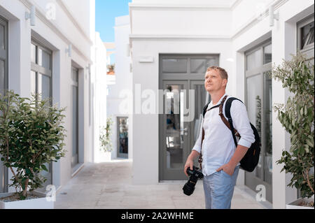 Mann Fotograf die Bilder von Santorini, Griechenland. Schießen. Kamera. Stockfoto