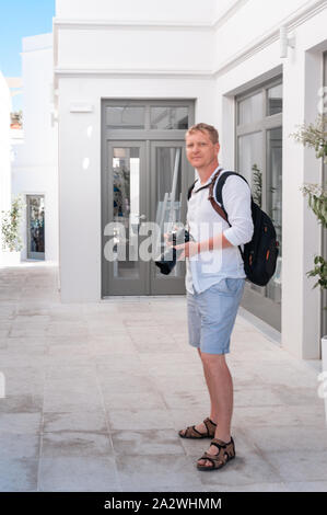 Mann Fotograf die Bilder von Santorini, Griechenland. Schießen. Kamera. Stockfoto