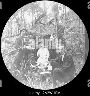 Lantern Slide-Exkursion, Ferntree Gully, Victoria, 1914, schwarz-weiß Bild von vier Menschen, die eine Erfrischungspause im Busch im Ferntree Gully. Die Menschen im Bild und der Fotograf sind alle Unbekannten Stockfoto