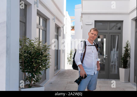 Mann Fotograf die Bilder von Santorini, Griechenland. Schießen. Kamera. Stockfoto