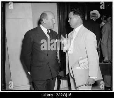 Vertreter von AMA argumentieren gegen Wagner Gesundheit Programm Rechnung. Washington, D.C., den 25. Mai. Dr. Morris Fishbein, Präsident der American Medical Association, und Sen. Allen Ellender von Louisiana, Mitglied der Senatskommission, die Anhörungen auf einer Rechnung von Senator Robert Wagner vorgeschlagene in Bewegung zu einem $ 850.000.000 Programm im Bereich der öffentlichen Gesundheit eingerichtet wurde. Die Beamten der AMA verbrachte den Tag und zeuge in Opposition zu der Rechnung Stockfoto