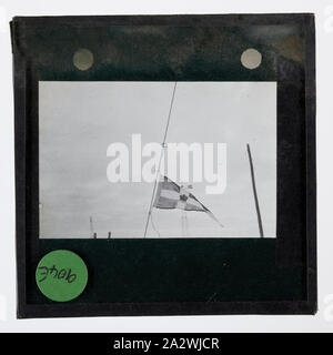 Lantern Slide-Royal Brighton Yacht Club Mitgliederboote, "Little America", Ellsworth Relief Expedition, Antarktis, 1935-1936, Laterne Folie Der mitgliederboote in der Royal Brighton Yacht Club in Little America, Antarktis fliegen. Einer der 328 Bilder in verschiedenen Formaten wie Kunstwerke, Fotografien, Glasnegative und Laterne Folien Stockfoto