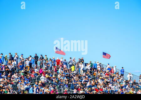 Menge Publikum in einem Stadion, eine Gruppe von Menschen auf der Suche und Fotos der Veranstaltung. San Diego, Kalifornien, USA. September 09, 2019 Stockfoto