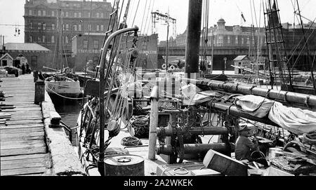 Negative - Melbourne, Victoria, 1926, Boote, angebunden an wenig Dock. Im Hintergrund ist eine Eisenbahnbrücke. Stockfoto