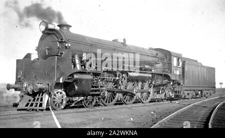 Negative - S-Klasse Lokomotive, Victoria, 1928-1936, Foto von der S-Klasse 4-6-2 Passagier Dampflok Nr. 300 'Matthew Flinders'. Die S-Klasse 'Pacific' Lokomotiven wurden 1928 eingeführt, und wurden von der Victorian Railways auf dem Newport Workshops gebaut. Die vier Lokomotiven in dieser Klasse wurden gestrafft, in den Jahren 1936-1938 der "Geist des Fortschritts' Service zwischen Melbourne und Wodonga zu schleppen. Dieses Bild bietet eine drei-viertel Seitenansicht Stockfoto