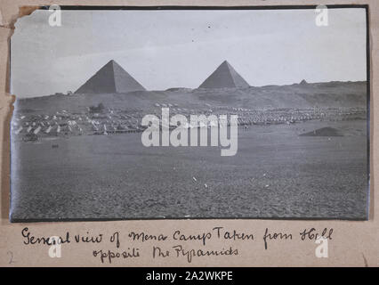 Fotografie - Mena-Camp & Pyramiden, Ägypten, Kapitän Edward Albert McKenna, Weltkrieg I, 16 Dez 1914, einer der 139 Fotos in ein Album vom Ersten Weltkrieg wahrscheinlich durch Kapitän Edward Albert McKenna genommen worden zu sein. Die Fotografien gehören die 7 Bataillon Ausbildung in Mena-Camp, Ägypten, und sight-seeing. Bild Darstellung Mena-Camp, Ägypten, mit Pyramiden von Gizeh im Hintergrund. Mena-Camp war einer von drei Trainingslager in Ägypten, die durch die A.I.F. und die N.Z.E.F verwendet wurden. Stockfoto