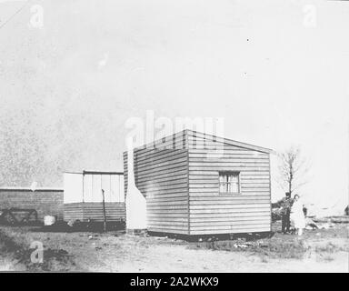 Negative - Red Cliffs, Victoria, 1922, das zweite Haus der Siedler blockieren. Der Bauer und seine Frau stand auf der rechten Seite Stockfoto