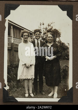 Foto - Mutter, Geoff & Evelin im Garten, England, May 1928, einer der 90 drei Bilder von einem Foto Album nach Australien geholt von Archibald Gordon Maclaurin wenn er 1928 migriert. Es schließt frühe Fotos seiner Vorbereitung der Migration für Reisen nach Frankreich, sowie Fotos, die er einmal in Australien hinzugefügt, inklusive Fotos, die ihm von Familie in England geschickt, und Bilder aus seiner Migration Stockfoto