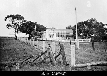 Negative - Eingezäunt Bauernhaus,' Glenview' Bahnhof, Tullamarine, Victoria, 1925, Bauernhaus mit Zäunen und Bäumen auf' Glenview" Station. Ein Zaun umgibt das Anwesen, und einem hölzernen Zaun umgibt das Haus. Es gibt zwei grosse Pole vor dem Haus, das angezeigt wird, viktorianischen Holz zu sein Stockfoto