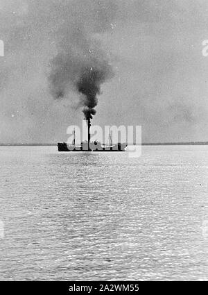 Negative - Dampfschiff auf Port Phillip Bay, Queenscliff, Victoria, 1914, ein Schiff in der Bucht in sehr noch Bedingungen (der Rauch aus dem Trichter in die Vertikale Stockfoto