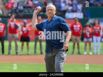 September 29, 2019: ehemalige Texas Krug Förster und Präsident des Club Nolan Ryan wirft die letzte feierliche Pitch vor der abschließenden Major League Baseball Spiel bei Globe Life Park zwischen den New York Yankees, die Texas Rangers in Arlington, TX Texas besiegt New York 6-1 Albert Pena/CSM Stockfoto