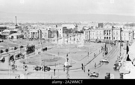 Negative - Straßenbahn-Strecken rund um den Victoria Square Square, Adelaide, South Australia, circa 1935, Victoria Square, Adelaide. Es gibt Straßenbahnschienen um den Platz herum und entlang King William Street Stockfoto