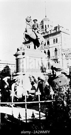 Negative - Boer War Memorial, Ballarat, Victoria, ca. 1930, eine Gruppe von Menschen unter den Boer War Memorial in Sturt Street, Ballarat, Victoria. Dieses Denkmal Satzung war die Arbeit des Bildhauers James White und wurde 1906 eingeweiht. Im Hintergrund ist die nationale Versicherung auf Gegenseitigkeit Gebäude Stockfoto