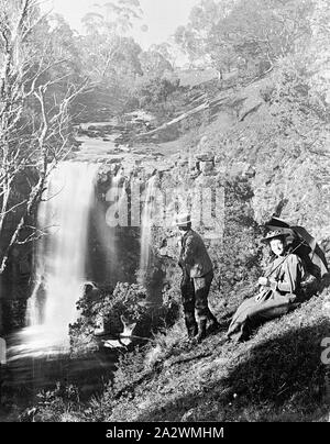 Negative - Mann & Frau neben Lal Lal fällt, Moorabool Fluss, Victoria, 30 Sep 1896, ein Mann und eine Frau neben dem Moorabool fällt Stockfoto