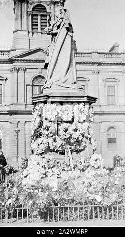 Negative - Kränze am Sockel der Statue von Queen Victoria, vor dem Rathaus, Ballarat, Victoria, ca. 1920, Kränze am Sockel der Statue von Queen Victoria außerhalb der Ballarat Rathaus Stockfoto