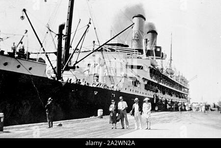 Negative-Gruppe stehen auf dem Wharf am äußeren Hafen mit Passagierschiff, Port Adelaide, South Australia, Dez 1938, eine Gruppe von vier ständigen am Kai am äußeren Hafen. Ein Passagierschiff ist am Kai vertäut Stockfoto