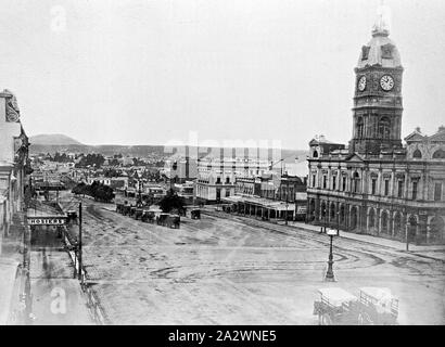 Negative - Sturt Street, Ballarat, Victoria, ca. 1880, Sturt Street, Ballarat mit dem Rathaus auf der rechten Seite und einer Linie, die von Pferden gezogenen Fahrzeuge (Kbs?) in der Mitte der Straße Stockfoto
