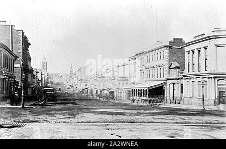 Negative - Östliche Sicht entlang der Collins Street, Melbourne, Victoria, ca. 1880, nach Osten entlang der Collins Street. Das Rathaus ist sichtbar auf der linken Seite, obwohl die Uhr nicht in der Uhrturm. Die Schatzkammer Gebäude sind an der Oberseite der Straße Stockfoto