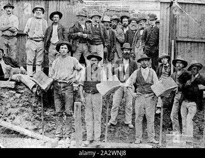 Negative - Ballarat, Victoria, ca. 1895, Arbeiter auf einer Baustelle. Drei der Männer halten hods Stockfoto