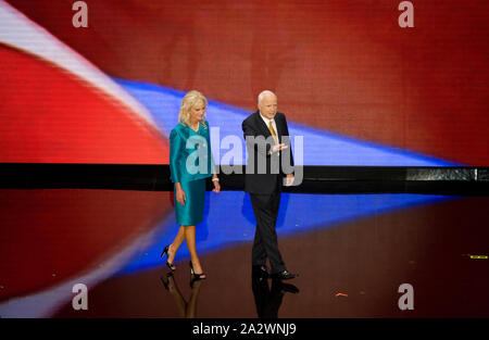 Republican National Convention, September 1-4, 2008. Präsidentschaftskandidat John McCain und seiner Frau Cindy die Masse an den Konvent, St. Paul, Minnesota Grüße Stockfoto