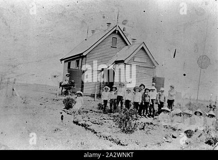 Negative - Cotswold, Maryborough, Victoria, circa 1915 Schülerinnen und Schüler vor der Cotswold staatliche Schule Stockfoto