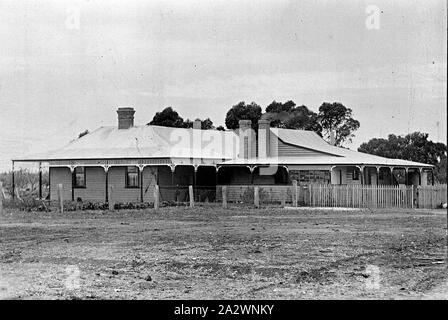 Negative - Cotswold, Maryborough, Victoria, circa 1915, die J. Nicols Familie zu Hause. Das Haus ist ebenerdig weatherboard mit gemauerten Schornsteinen und sleepouts. Es liegt in einer ländlichen Gegend gelöscht Stockfoto