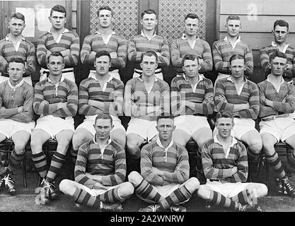 Negative - Sydney, New South Wales, 1927, die United Services Rugby Team, das von den Mitgliedern der Duntroon Military College und die Royal Australian Naval College, Jervis Bay abgeholt wurde. Die Mannschaft spielte eine kombinierte Mannschaft aus der Sydney großer öffentlicher Schulen. Das Dressing an der Universität von Sydney vergossen Stockfoto