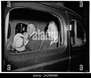 Die republikanischen Senatoren verlassen nach der Konferenz im Weißen Haus mit Präsident. Washington, D.C., am 18. Juli. Erscheinen ein bisschen Wan nach der Nacht Konferenz, die der Präsident für heute Abend genannt, Senatoren Warren Austin und William E. Borah in Ihrem Auto geschnappt wurden als die vom Weißen Haus schritte fuhr, nachdem es in der Konferenz beschlossen wurde die Neutralität frage Fahrt bis..., sind beide Republikaner ... zu lassen. Stockfoto