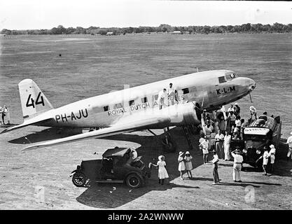 Negative-KLM Airways Douglas DC 2 Airplane, MacRobertson Centennial Air Race, Tanken in Darwin, Fannie Bay, Northern Territory, 1934, die Melbourne Centenary Air Race, das auch als MacRobertson International Air Race bekannt, im Oktober 1934 abgehalten wurde, die der 100. Jahrestag der Errichtung von Melbourne und die erste europäische Siedlung von Victoria zu gedenken. Das Rennen, von London nach Melbourne, wurde durch den Geschäftsmann und Philanthrop Sir MacPherson Robertson, der in der größten Süßwaren Unternehmen gegründet hatte gefördert Stockfoto