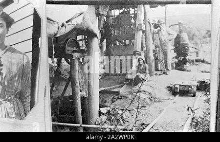 Negative - New South Wales, um 1910, ein Mann und zwei Frauen, die durch die Batterie an den Maori Königin Meine. Es ist das Bild einer jungen Frau auf der linken Seite - offenbar ein zweites Foto hat versehentlich kopiert wurden. Stockfoto